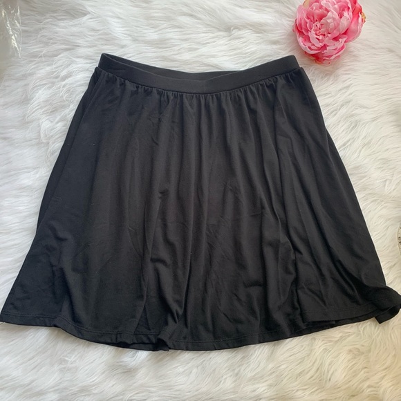 Old Navy Dresses & Skirts - Old Navy black flowy skirt, size small